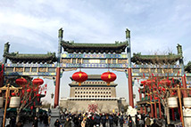新春走基层：看年俗 品年味 京城年味儿浓 在现代化的北京城中，传统的年俗可一样都不少，博物馆、图书馆、影剧院等都为市民奉上了“春节大餐”，街头巷尾充满了过年的气息。【详细】