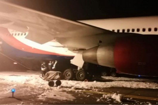 波音767-300飞机在俄罗斯硬着陆 起落架起火,49人受伤