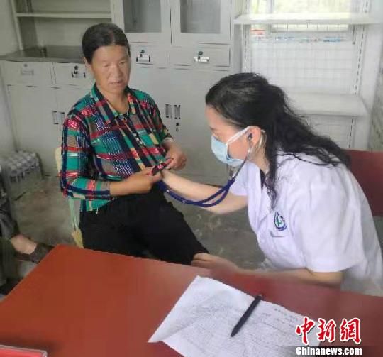 图为张惠萍在甘肃陇南中医院麻醉科工作，为患者看诊。受访者供图
