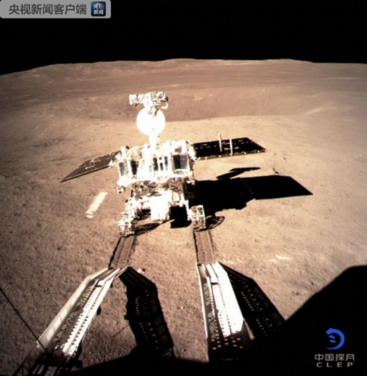 嫦娥四号着陆器与巡视器顺利分离 玉兔二号在月背留下人类探测器的第一道印迹
