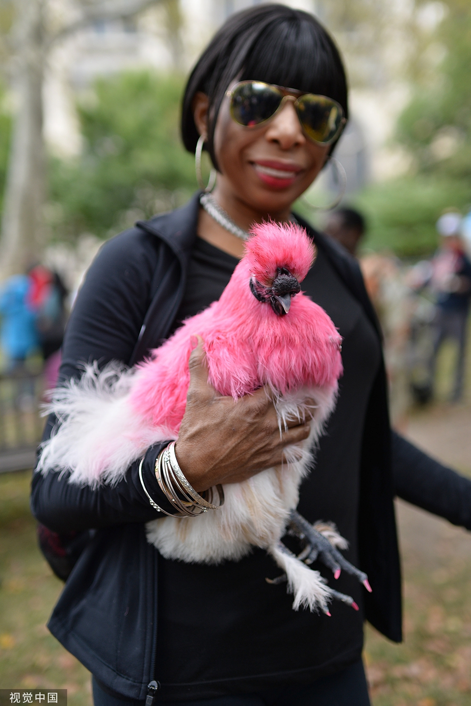 庆“世界动物日”纽约市民带爱宠去祈福 汪星人