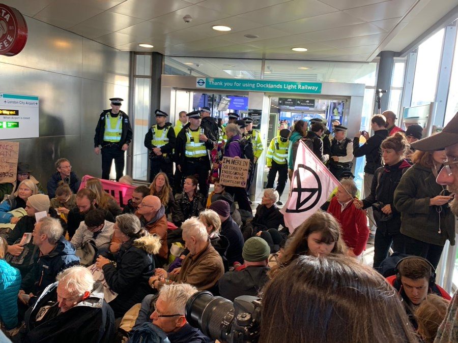 气候变化抗议者干扰伦敦城市机场运作 数百人被捕