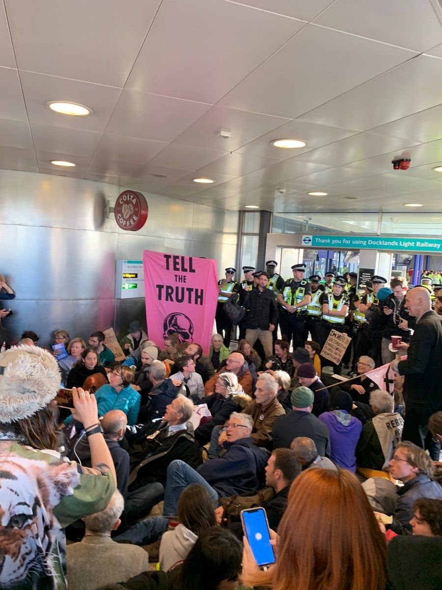 图片 气候变化抗议者干扰伦敦城市机场运作 数百