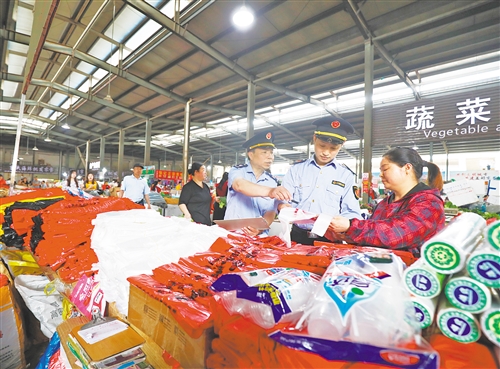 5月6日，江西省宜丰县市场监督管理局新昌分局工作人员对辖区内塑料制品销售摊点开展执法检查。