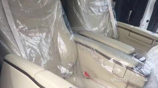 2016新款丰田阿尔法商务车座椅