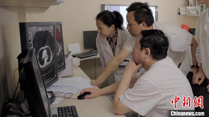 陆舜教授领衔的“赛沃替尼”研究成果使相关患者获得更加精准的治疗，让他们的生命不断延续。　上海市胸科医院供图