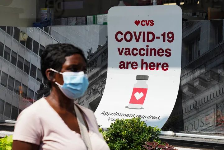 8月11日，一名行人经过美国纽约一处提供新冠疫苗接种的药店。新华社记者 王迎 摄