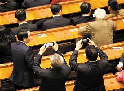 投票间隙，代表们正在拍照留念。新京报记者 韩萌 摄