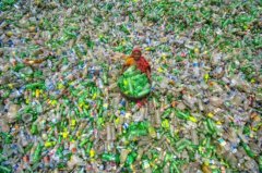 英废弃塑料瓶运往孟加拉回收堆积成山令人震惊