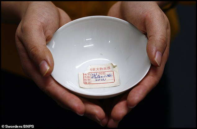 雍正御用？英国拍卖清氮气柜朝茶碗 香港买家4万英镑购