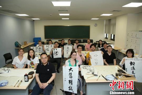 外国学生上海体验“中国风”。　芊烨 摄