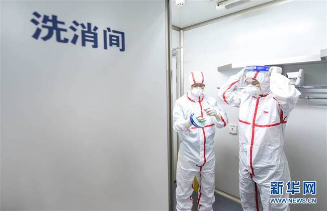 　5月23日，工作人员在进入病毒保藏室前进行防护准备。新华社记者熊琦摄
