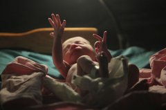 婴儿的第一批细菌来自出生时刻吗