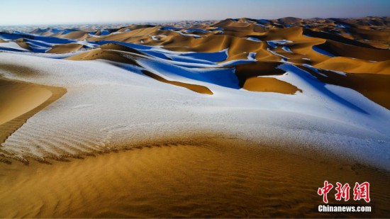 巴丹吉林沙漠冬日色彩斑斓如油画