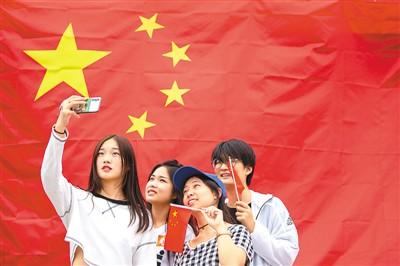 中国网民爱国热情高涨：和国旗同框 向祖国表白