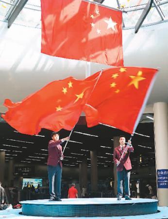 中国网民爱国热情高涨：和国旗同框 向祖国表白