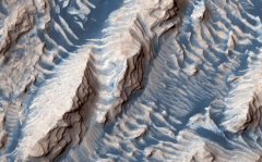 火星上的沙子是蓝色？NASA公布达尼尔森陨石坑照片