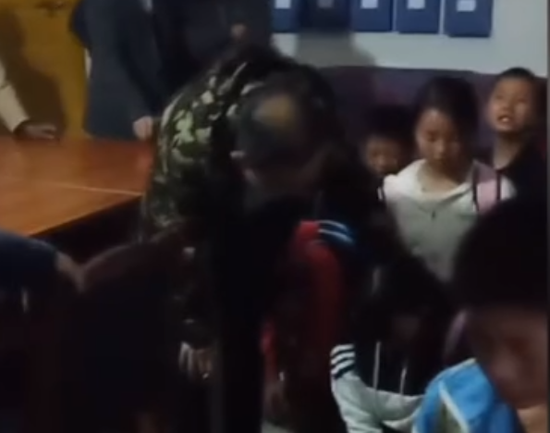 深圳一教师被举报收礼疑遭诬陷 校方:仍在岗正调查