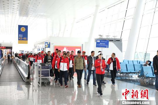 图为，武汉机场志愿者服务 陈晓东 摄