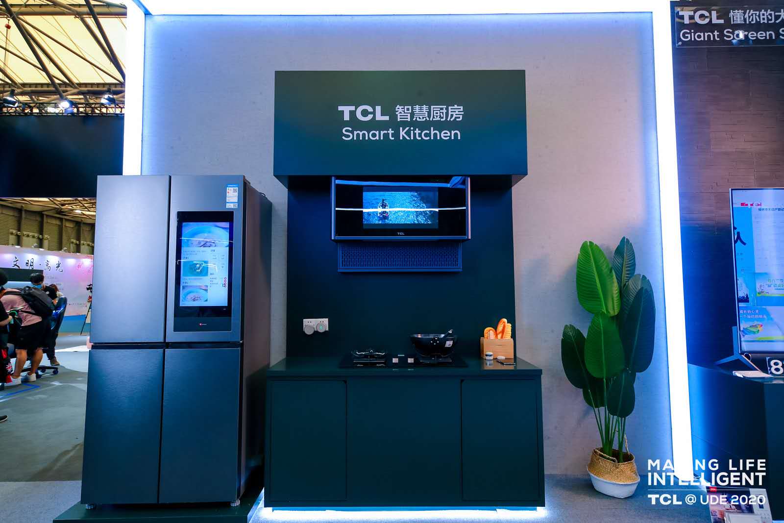 TCL携大屏矩阵、旋转智屏等创新产品闪耀UDE，智