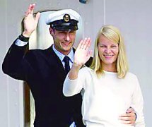 挪威王储结婚一周年 新王妃已被人民认可（图）