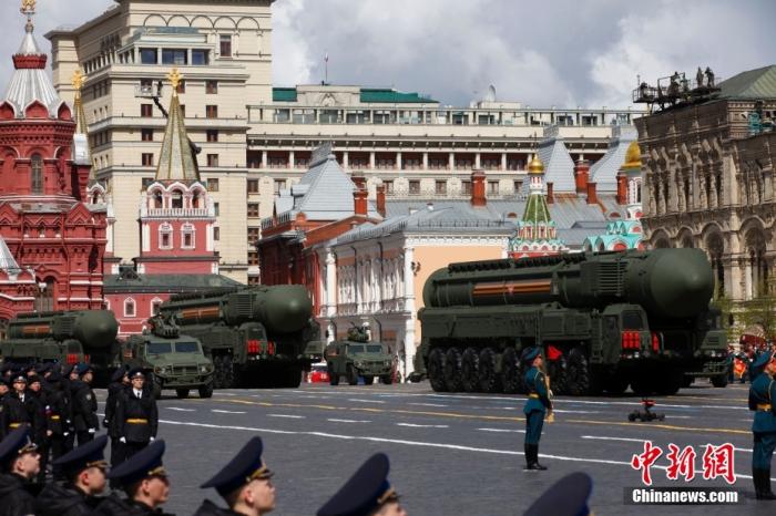 当地时间5月9日，俄罗斯在首都莫斯科红场举行纪念伟大卫国战争胜利77周年阅兵式。记者 田冰 摄 　